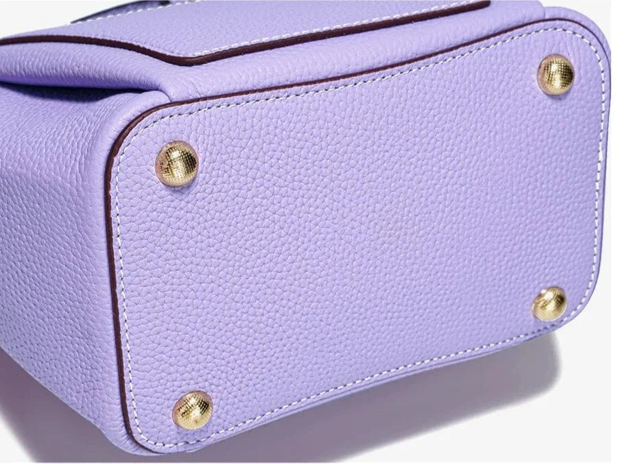 Sac bandoulière besace en cuir verdâtre, accessoire unique et tendance pour femme.