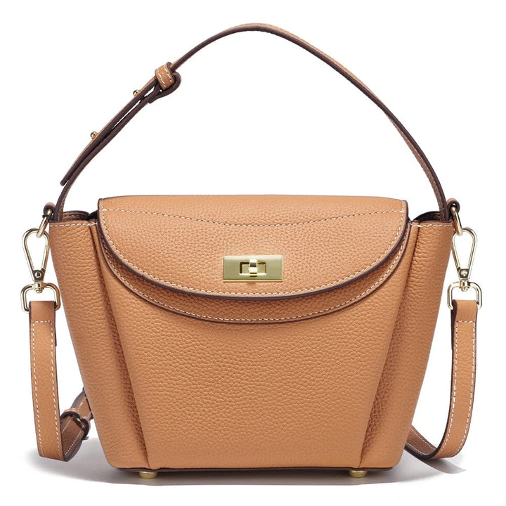 Sac à main besace en cuir souple camel, design classique pour un look féminin et chic.