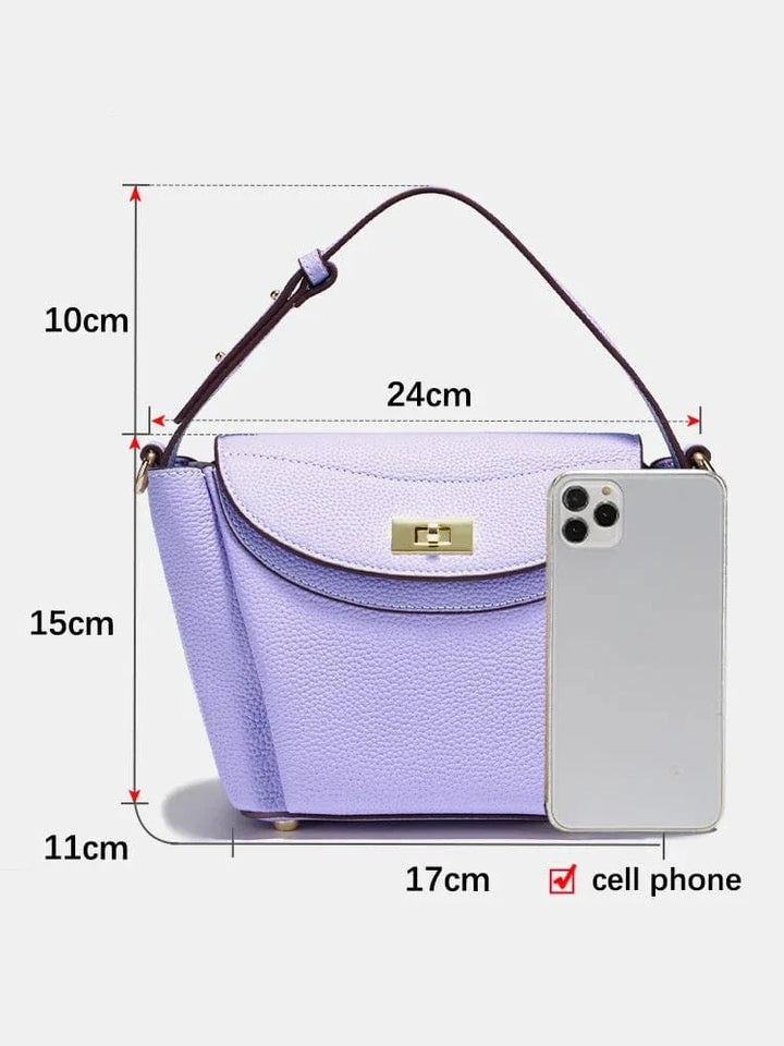 Intérieur du sac besace en cuir, montrant un compartiment spacieux et une petite poche zippée.