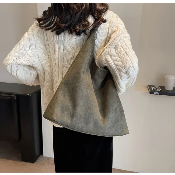 Sac besace femme en daim élégant. Parfait sac bandoulière ou épaule intemporel pour le quotidien.