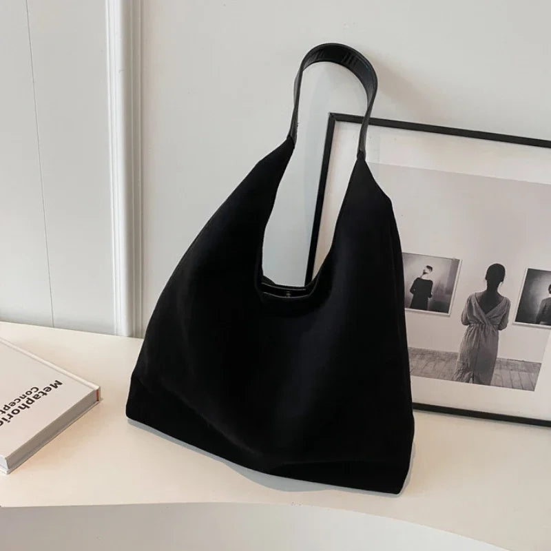 Sac besace femme en daim marron. Sac épaule tendance, idéal pour un look quotidien et élégant.