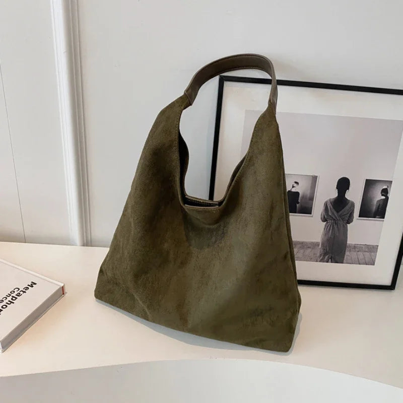 Sac besace en suédine souple, design épuré. Accessoire mode femme polyvalent pour automne-hiver.