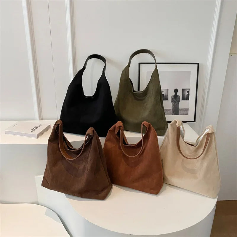 Gros plan texture daim sac besace femme. Suédine douce, accessoire mode chic automne-hiver.