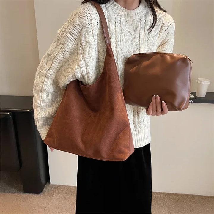Sac bandoulière femme en daim camel porté. Idéal pour usage quotidien, accessoire mode pratique et stylé.