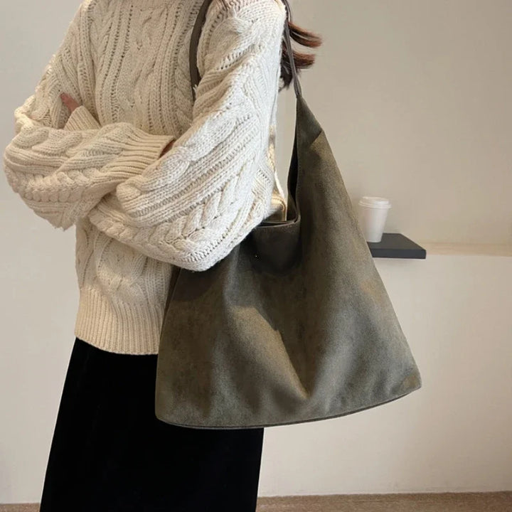 Intérieur spacieux sac besace suédine. Poches pratiques, fonctionnalité et élégance pour ce sac femme.