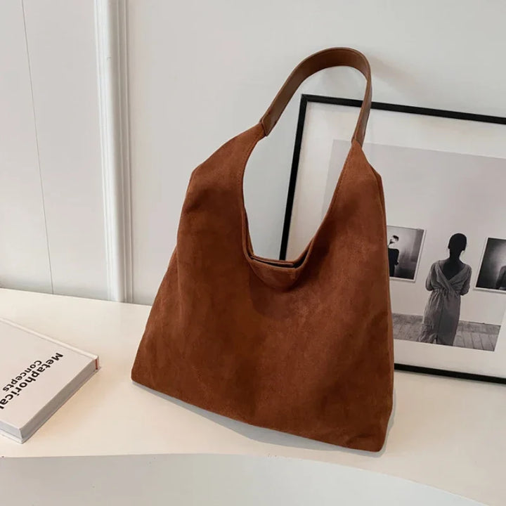 Sac besace femme en daim posé. Sac épaule élégant, idéal pour l'automne-hiver, un classique intemporel.