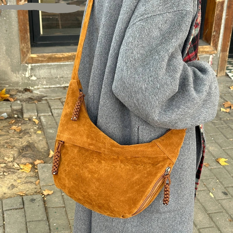 Sac besace femme élégant en faux daim doux, parfait pour une touche tendance.