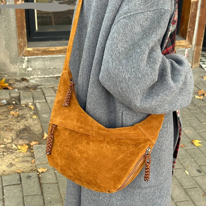 Sac besace femme élégant en faux daim doux, parfait pour une touche tendance.
