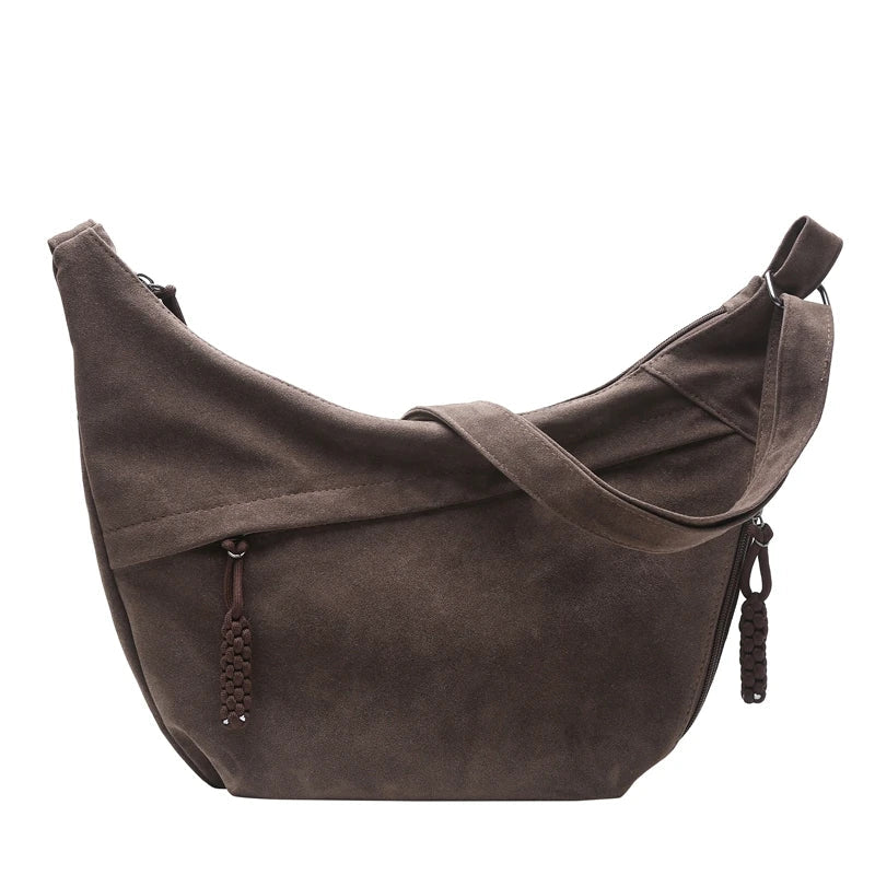 Magnifique sac besace femme en faux daim, un choix chic et respectueux de l'environnement.