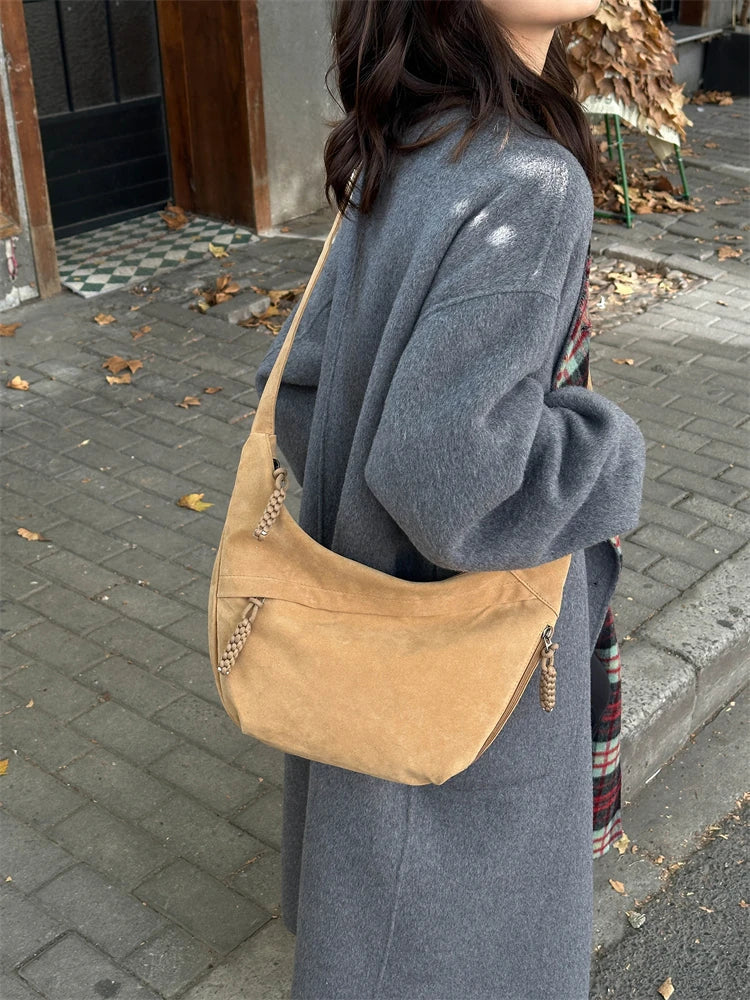Sac bandoulière femme, look besace décontracté chic en faux daim doux et résistant.