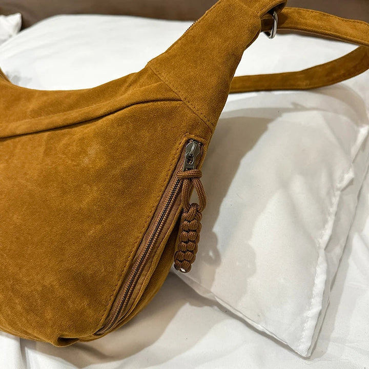 Sac à épaule femme en faux daim synthétique, style besace hobo chic et confortable.