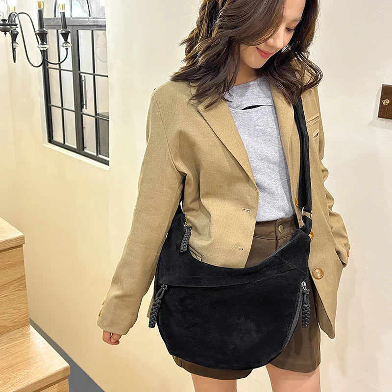 Besace femme tendance avec bandoulière réglable, en faux daim doux et élégant.
