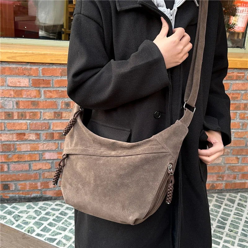 Sac hobo femme en faux daim, look élégant et décontracté, idéal pour le quotidien.