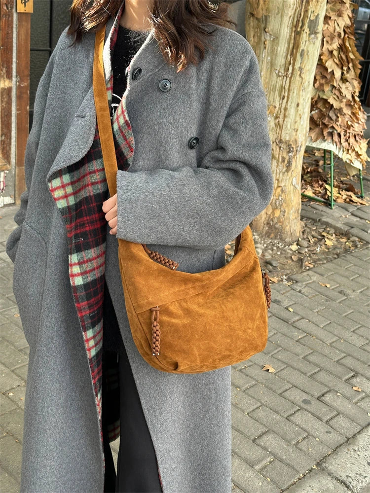 Détail du sac besace femme en faux daim doux, texture synthétique agréable au toucher.