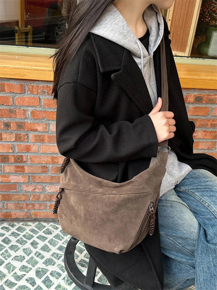 Sac bandoulière femme élégant en faux daim, accessoire de mode tendance et polyvalent.