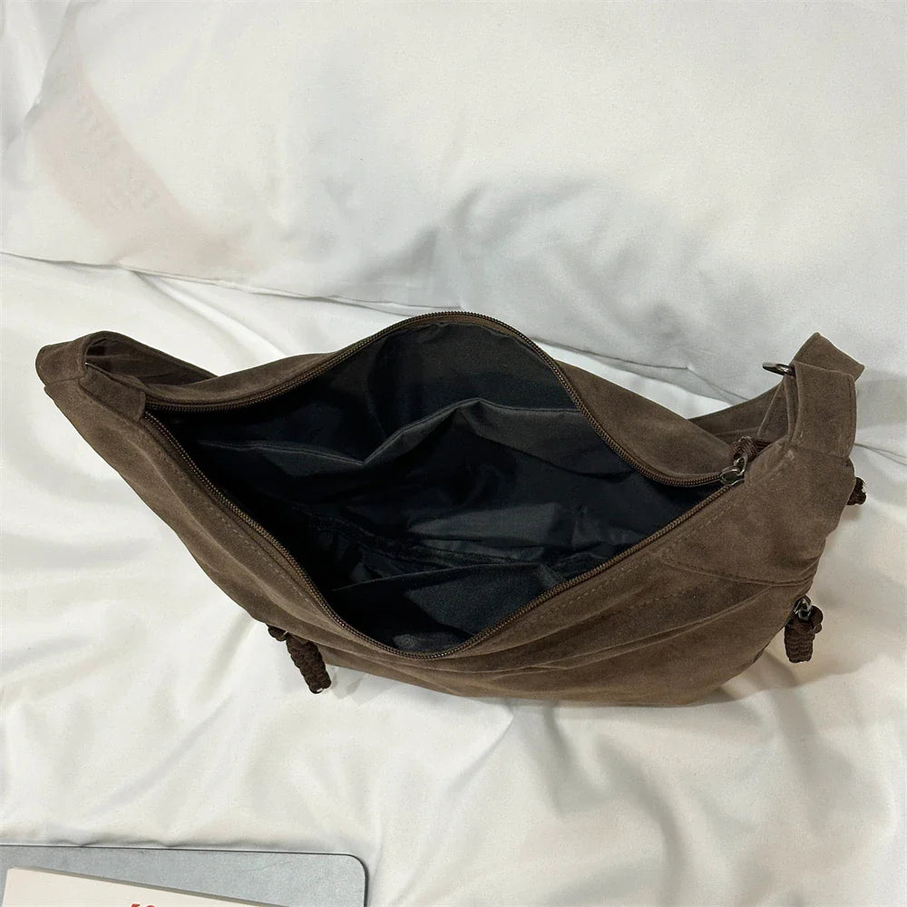 Sac besace faux daim femme, design moderne et chic, parfait pour toute occasion.