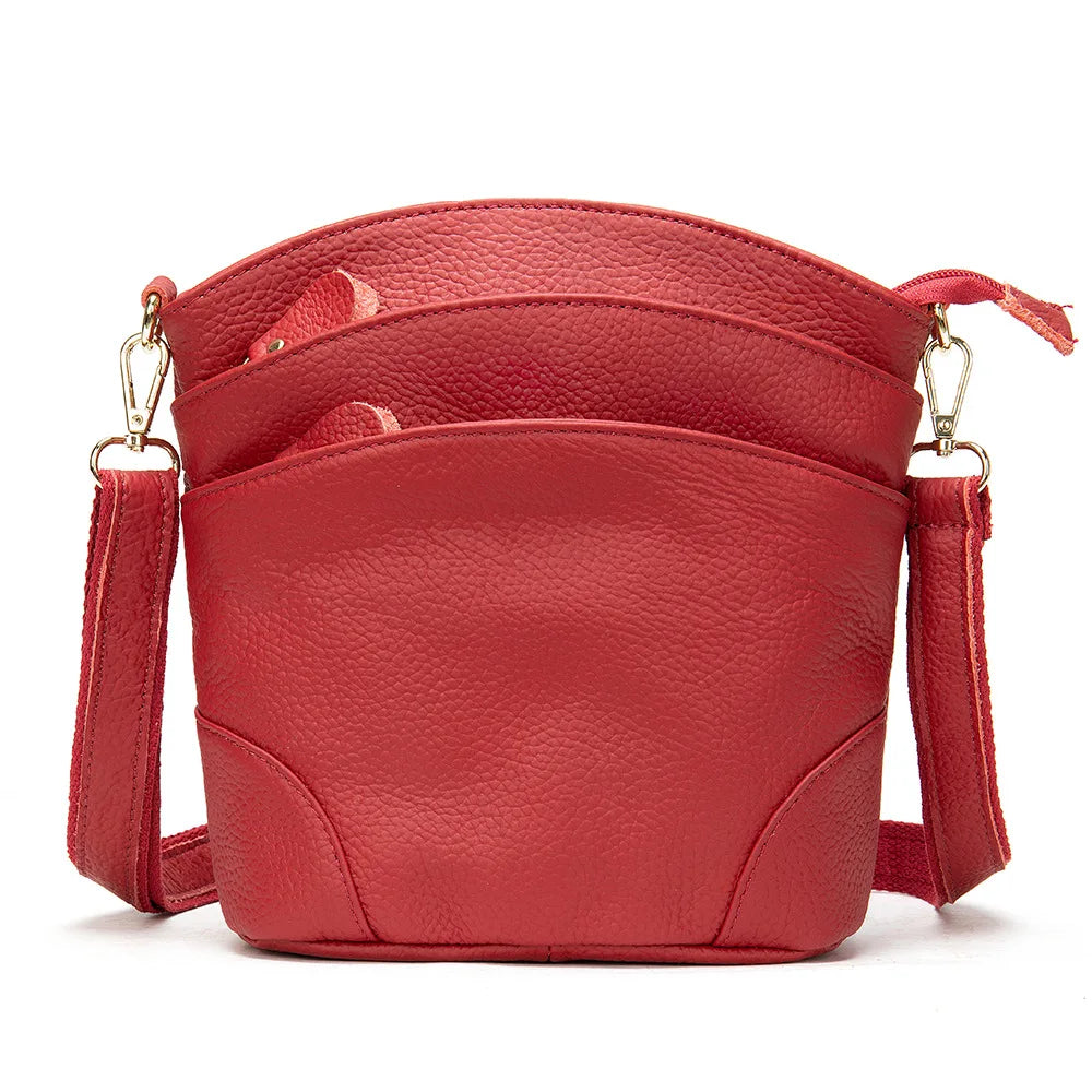 Vue avant du sac besace femme élégant en similicuir, design chic et pratique pour le quotidien.