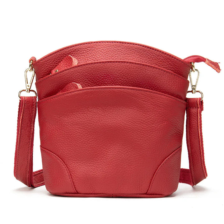 Vue avant du sac besace femme élégant en similicuir, design chic et pratique pour le quotidien.