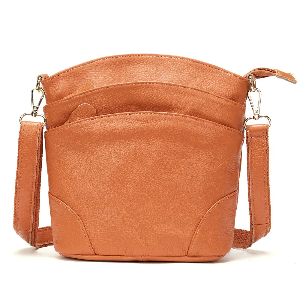 Profil du sac besace femme en similicuir, bandoulière ajustable. Accessoire élégant et polyvalent pour femme.