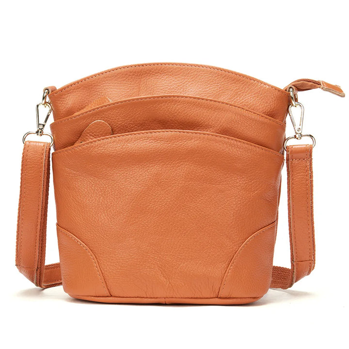 Profil du sac besace femme en similicuir, bandoulière ajustable. Accessoire élégant et polyvalent pour femme.