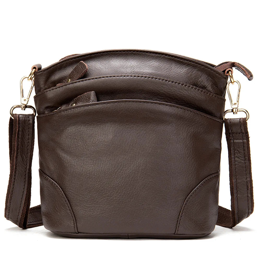 Intérieur spacieux et organisé du sac besace femme pratique, en similicuir élégant et durable.