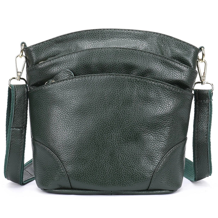 Détail du similicuir texturé du sac besace femme, finitions chics et bandoulière élégante. Accessoire mode.