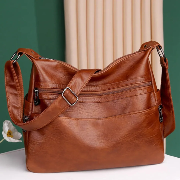 Sac besace femme organisé en similicuir, pratique pour emporter vos essentiels au quotidien.