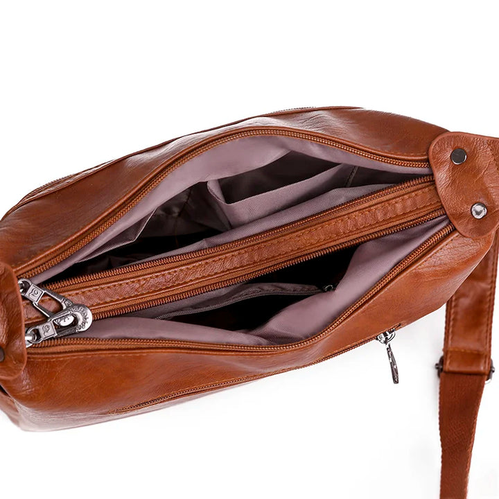 Accessoire de mode: sac besace élégant pour femme en similicuir souple, style intemporel.