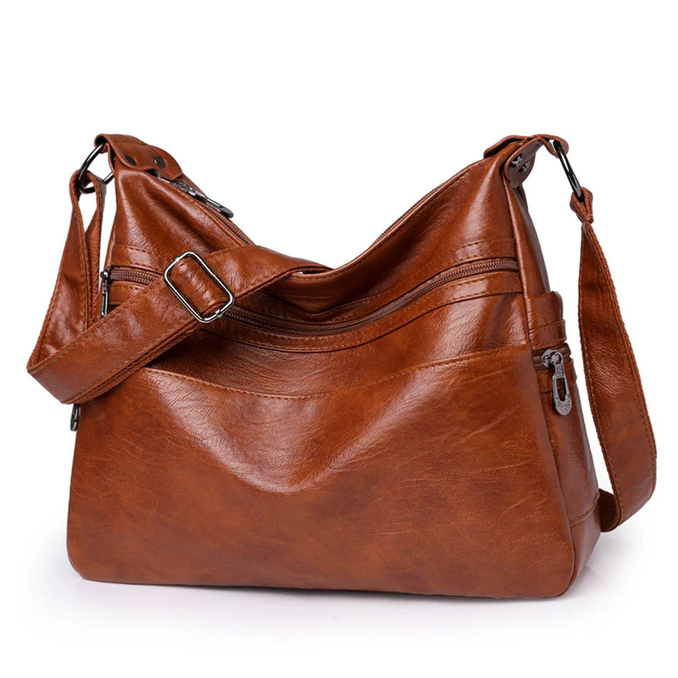 Élégant sac besace femme en similicuir souple, accessoire polyvalent pour toute tenue.