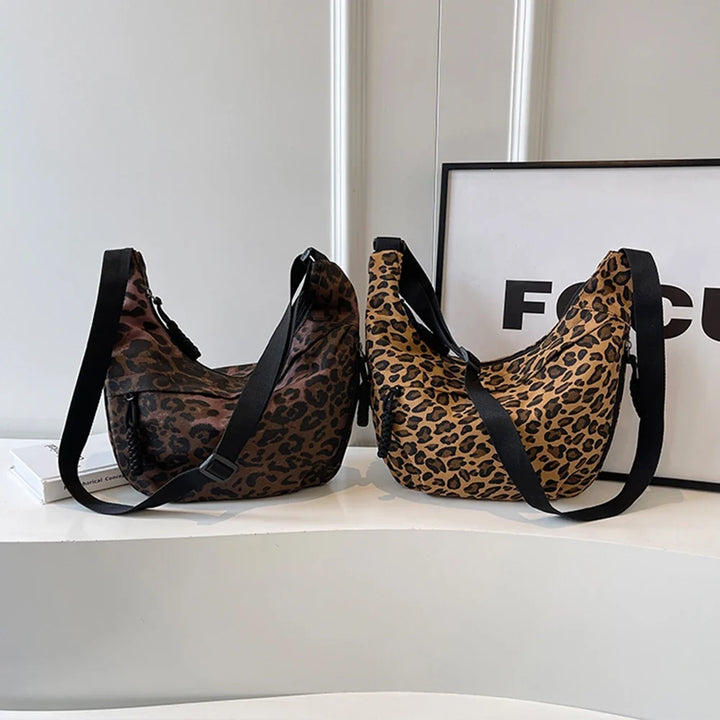 Sac besace femme léopard marron style urbain, avec bandoulière réglable en toile.