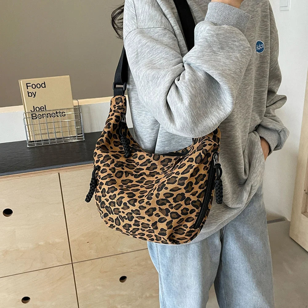 Sac à main besace femme en toile léopard marron, style mode tendance, cross-body.