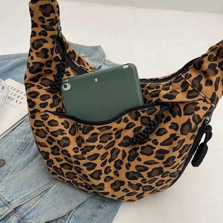 Sac besace femme léopard marron, idéal pour un look urbain tendance, porté cross-body.