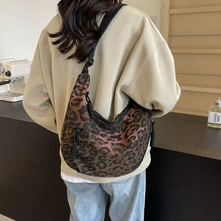 Sac à main besace femme mode, imprimé léopard, parfait pour une touche tendance urbaine.