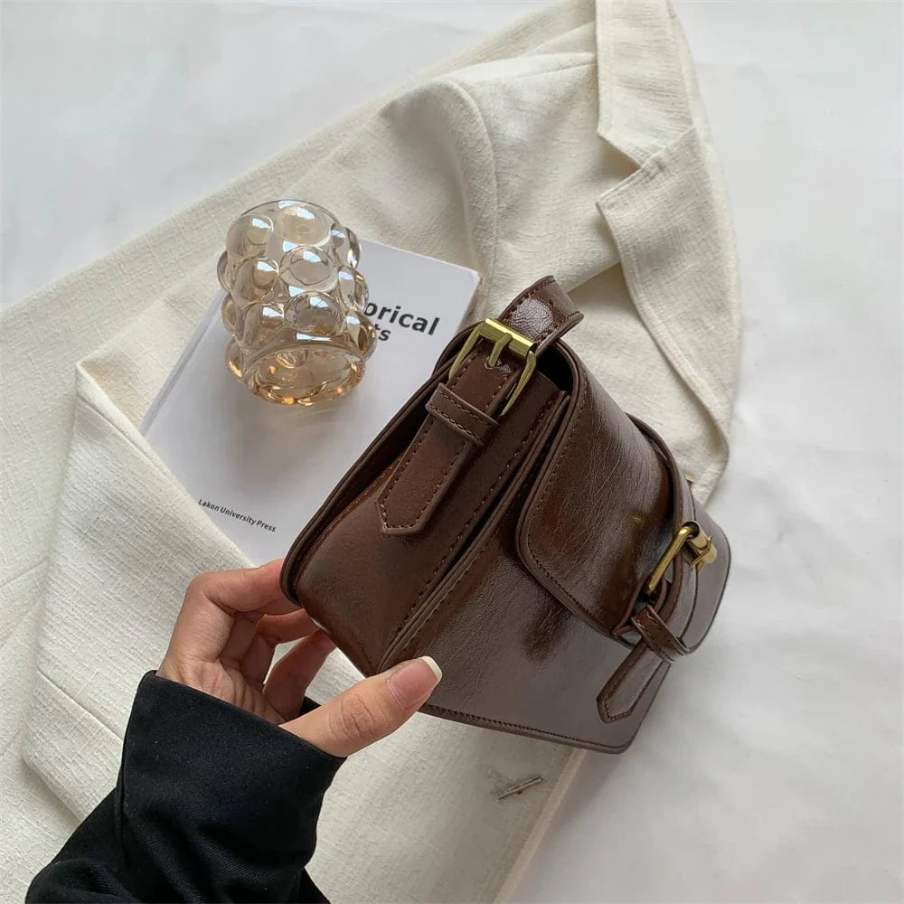 Sacoche bandoulière femme en cuir PU taupe, compacte et fonctionnelle