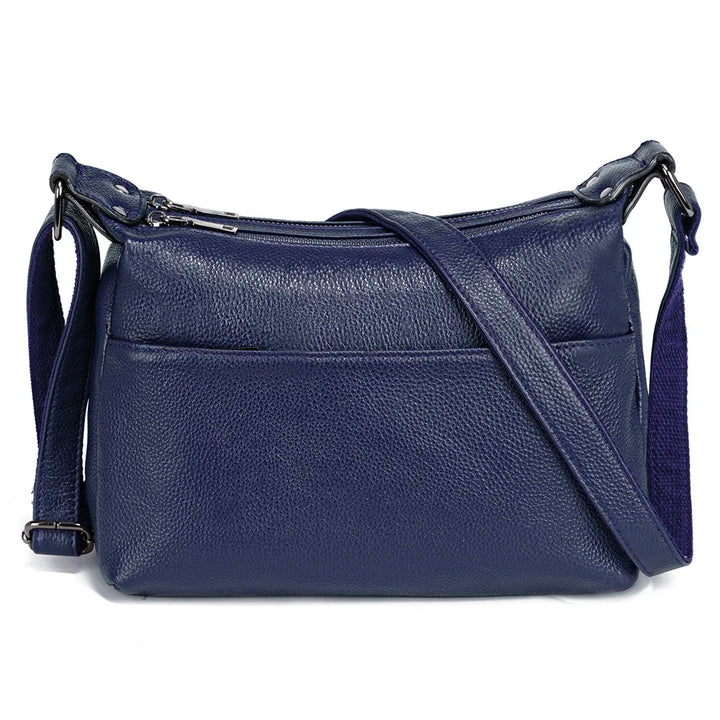 Sac à main besace pour femme, en cuir PU bleu avec bandoulière, mis en valeur comme accessoire mode