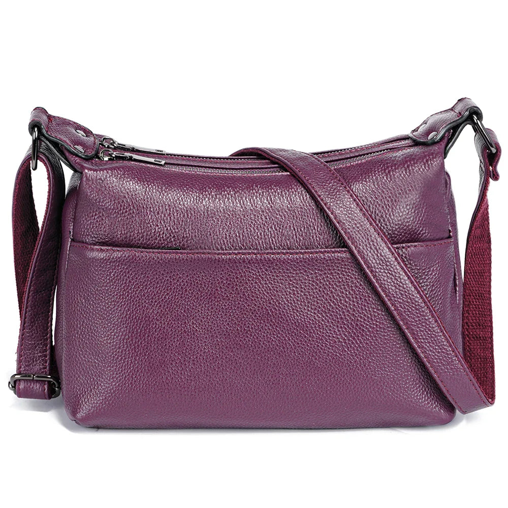 Gros plan sur la texture du cuir PU, sac besace élégant disponible en noir, rouge foncé, bleu, violet