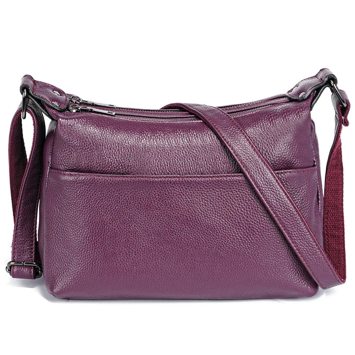Gros plan sur la texture du cuir PU, sac besace élégant disponible en noir, rouge foncé, bleu, violet