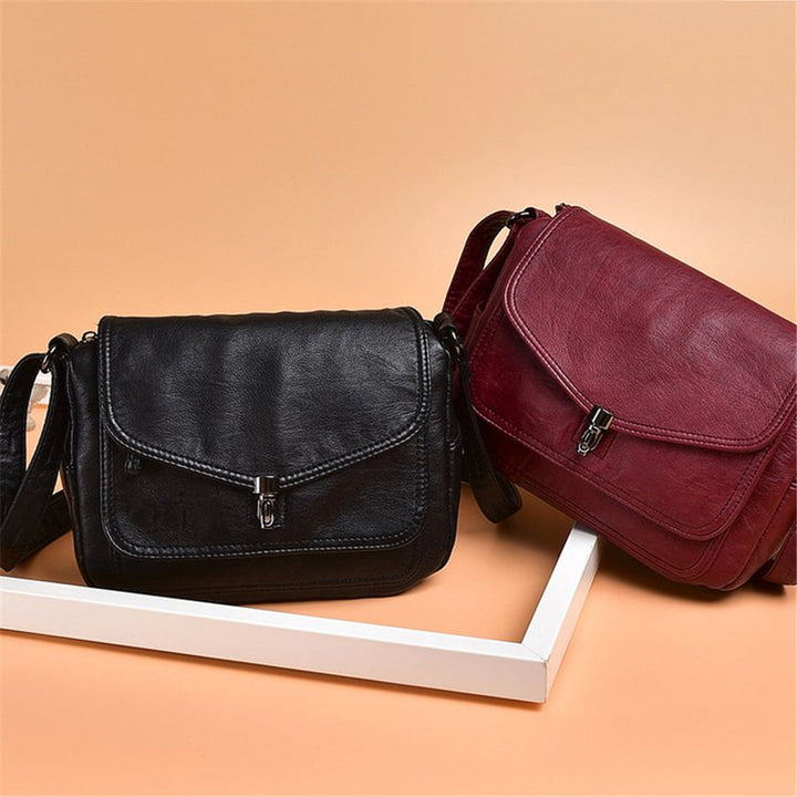 Femme marchant avec un sac besace en cuir PU, symbolisant l'élégance décontractée.
