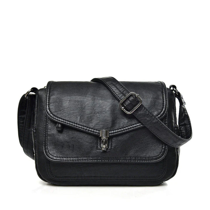 Femme portant un sac besace en cuir PU, alliant mode, confort et praticité.
