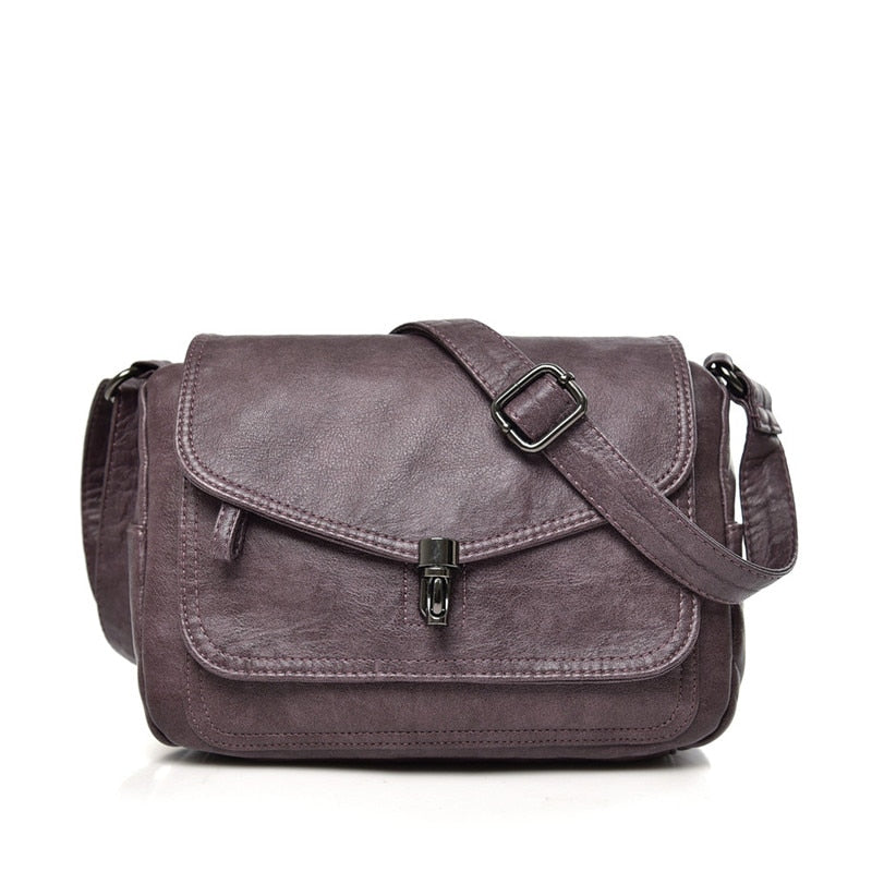 Vue de face d'un sac besace en cuir PU, design épuré et intemporel pour femme.