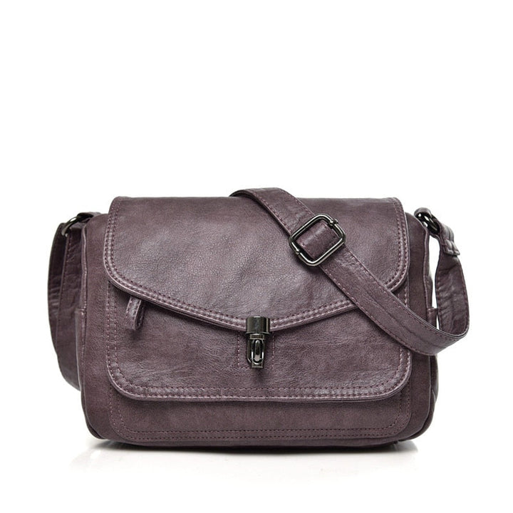 Vue de face d'un sac besace en cuir PU, design épuré et intemporel pour femme.