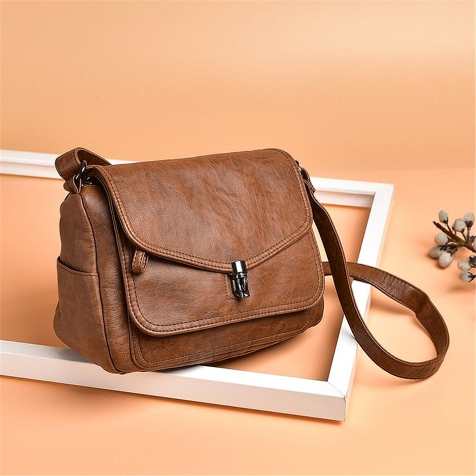 Sac besace femme en cuir PU, le compagnon idéal pour un look bohème quotidien raffiné.