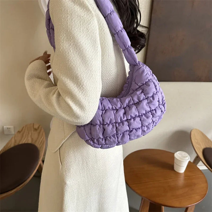Sac besace matelassé léger pour femme, style moderne avec anse fine et texture douce