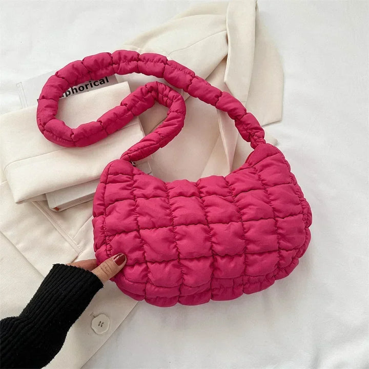 Sac besace matelassé femme avec chaîne décorative, ajoute une touche chic et tendance