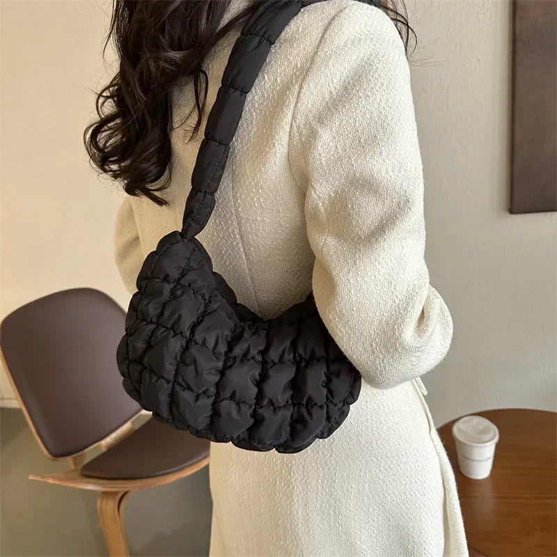 Sac besace femme noir matelassé, bandoulière réglable, parfait pour un usage quotidien