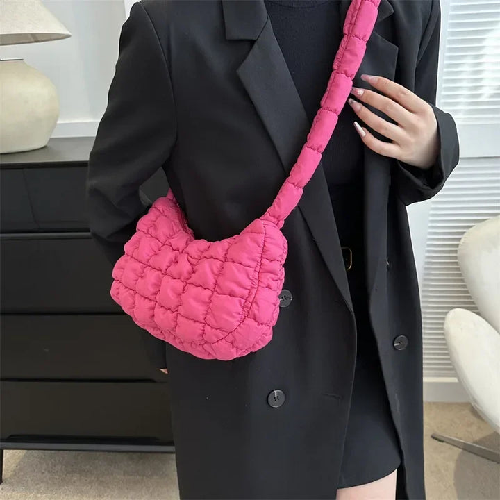 Fermoir doré et texture matelassée d'un sac besace femme chic et confortable