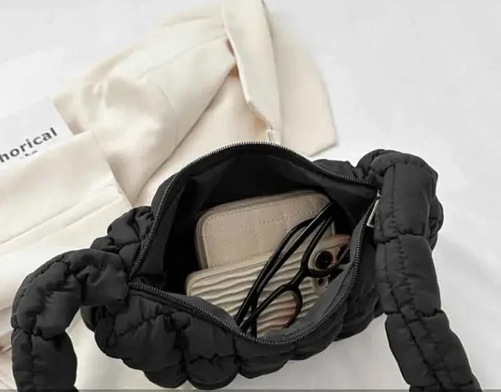 Vue latérale d'un sac besace matelassé femme, montrant son design léger et tendance