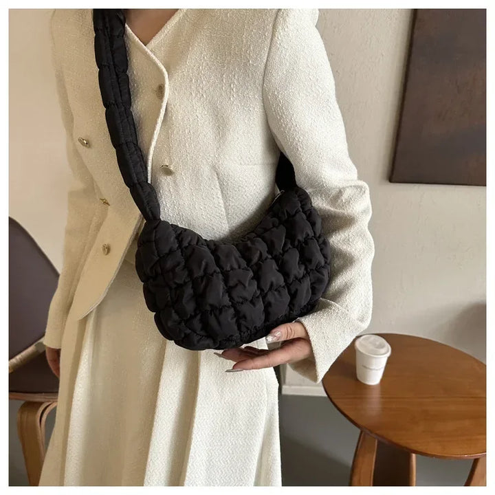 Sac besace femme matelassé en cuir synthétique, détails soignés, idéal accessoire quotidien