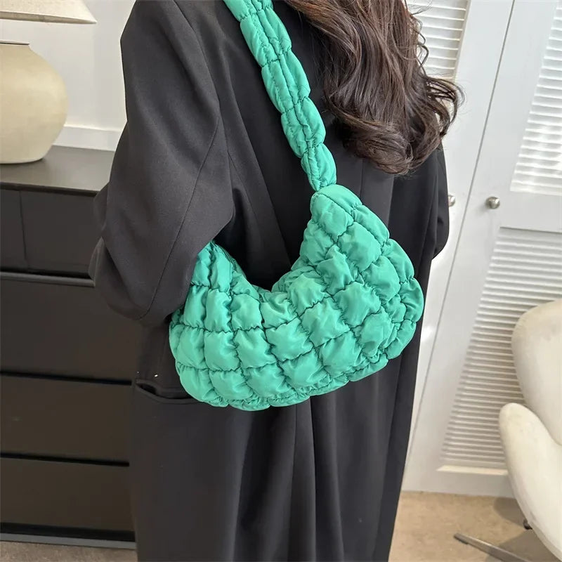 Femme portant un sac besace matelassé léger, illustrant sa portabilité et son style
