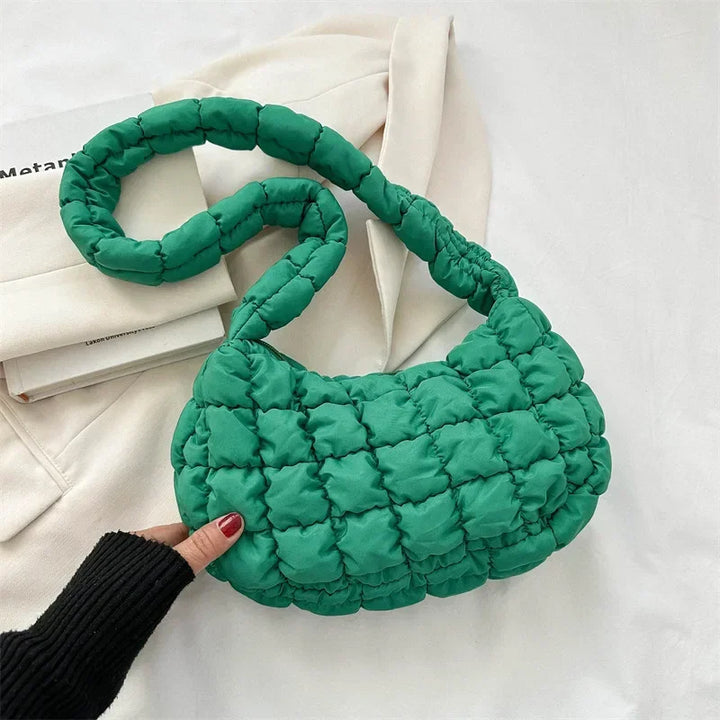 Détail du motif matelassé et des coutures d'un sac besace femme moderne